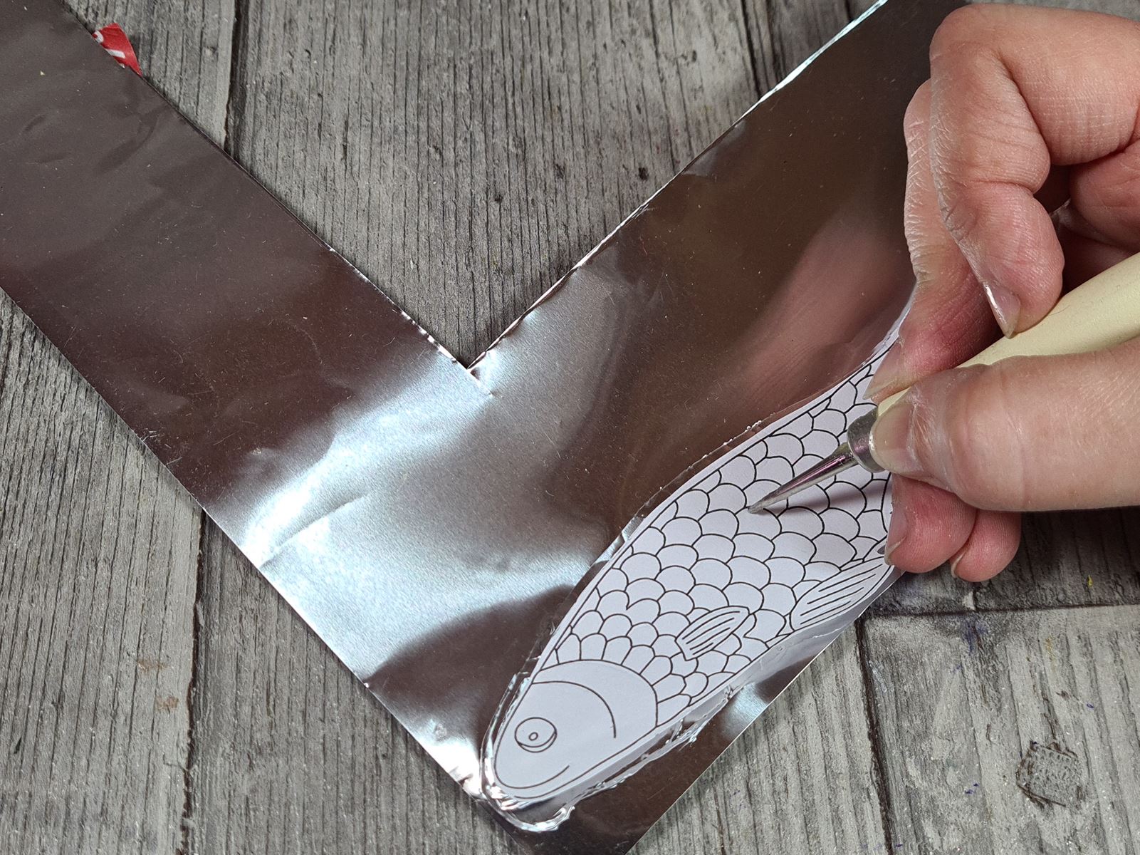 rond-de-serviette-graver-feuille-alumium-métal-a-repousser-poisson-carpe-sardine-déco-de-table-fête-de-pâques